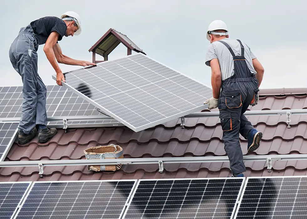 Technicien N. Depover installant des panneaux photovoltaïques à Charleroi
