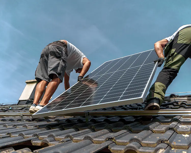 Technicien N. Depover installant des panneaux photovoltaïques à Charleroi