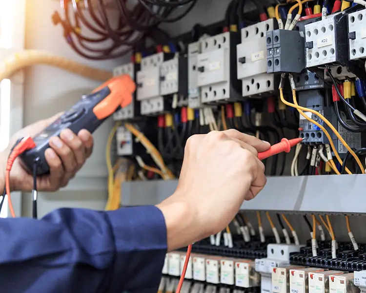Technicien électrique N.Depover en intervention à La Louvière et Charleroi